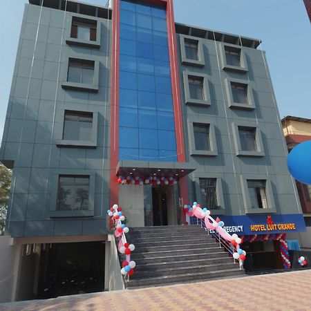 Hotel Luit Grande Guwahati Exteriör bild