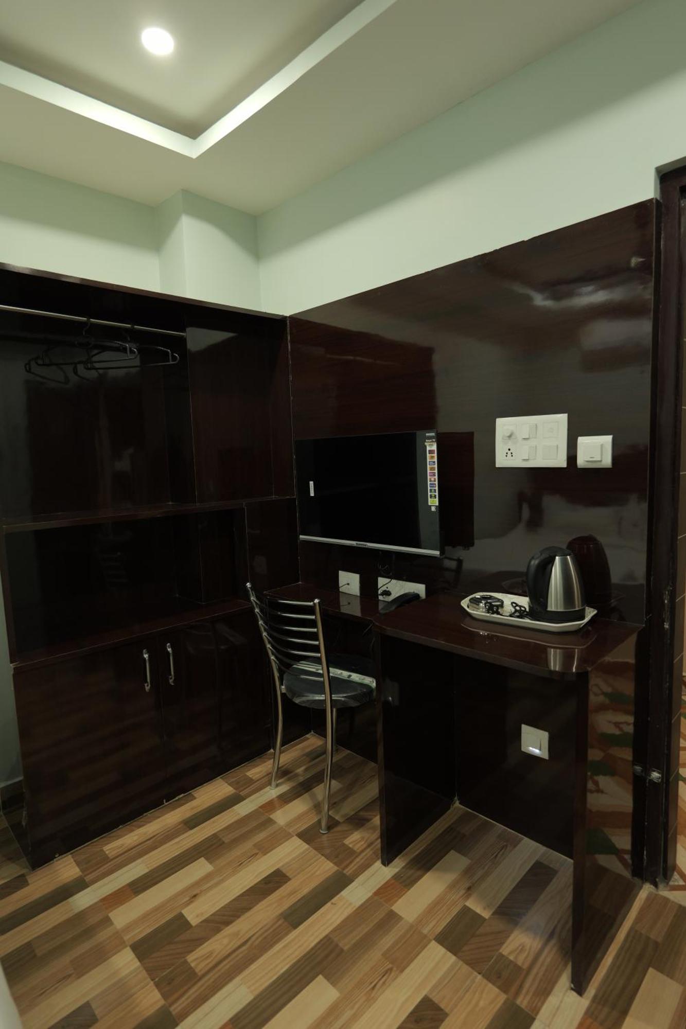 Hotel Luit Grande Guwahati Exteriör bild
