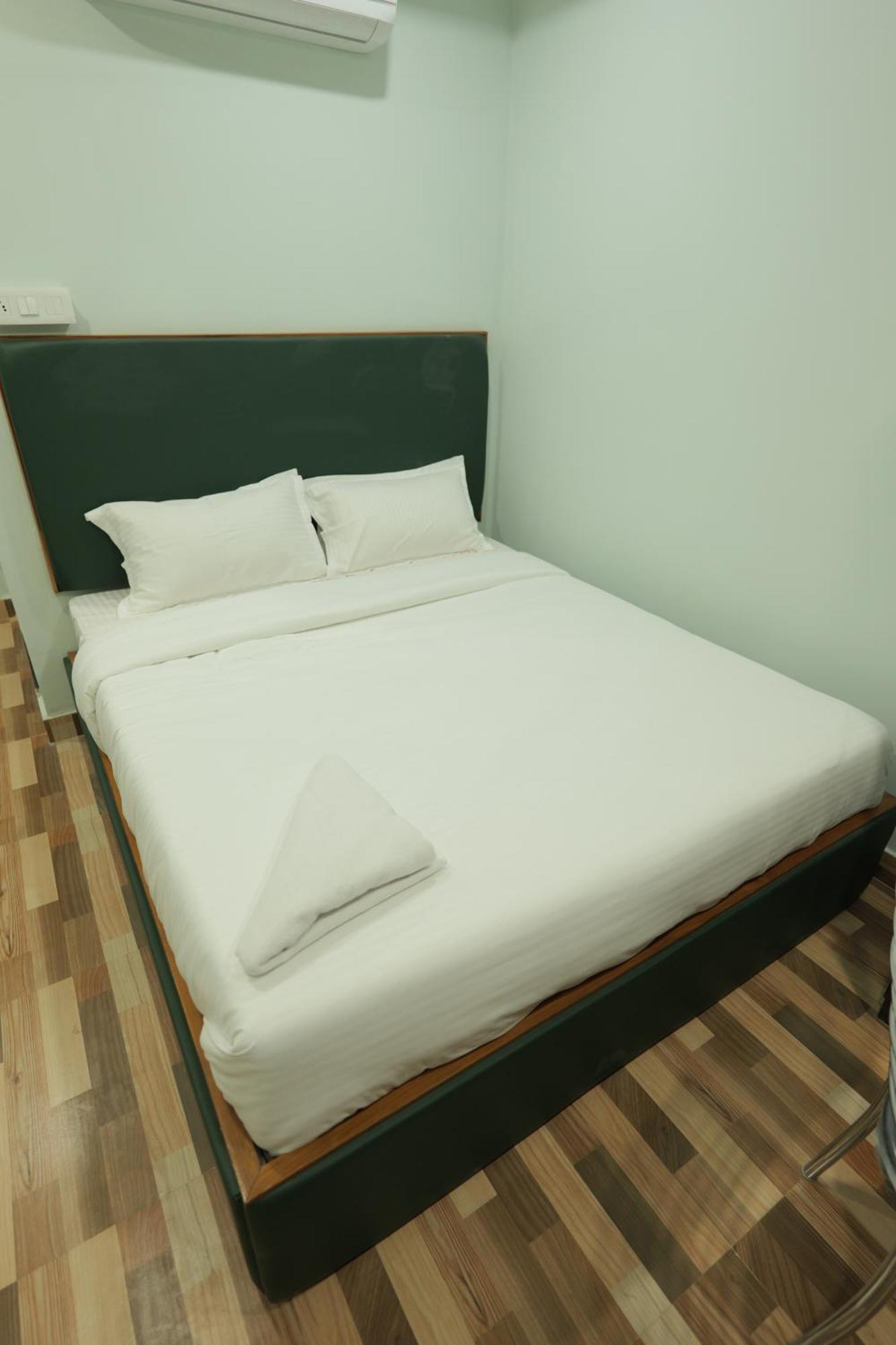 Hotel Luit Grande Guwahati Exteriör bild