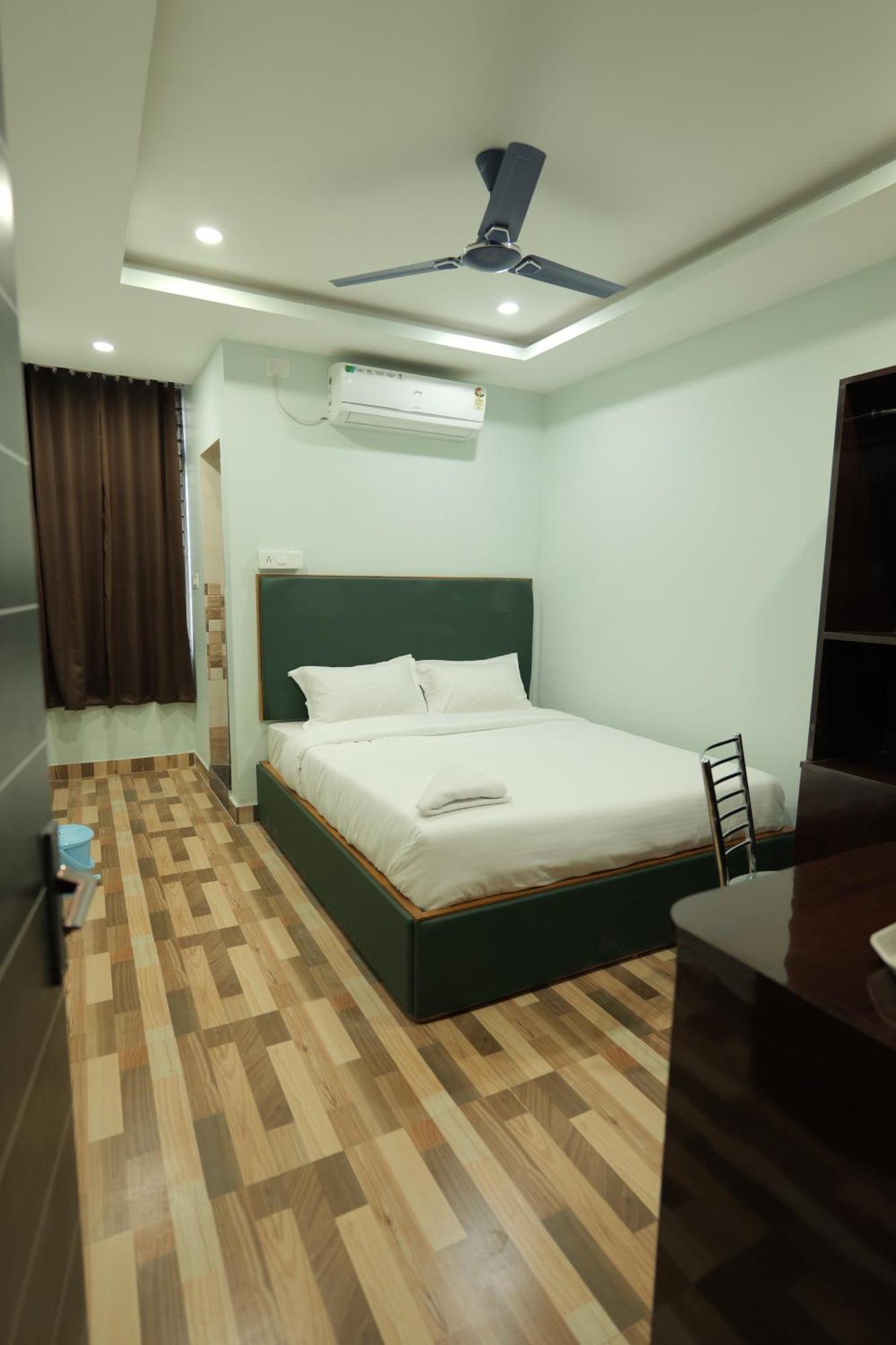 Hotel Luit Grande Guwahati Exteriör bild