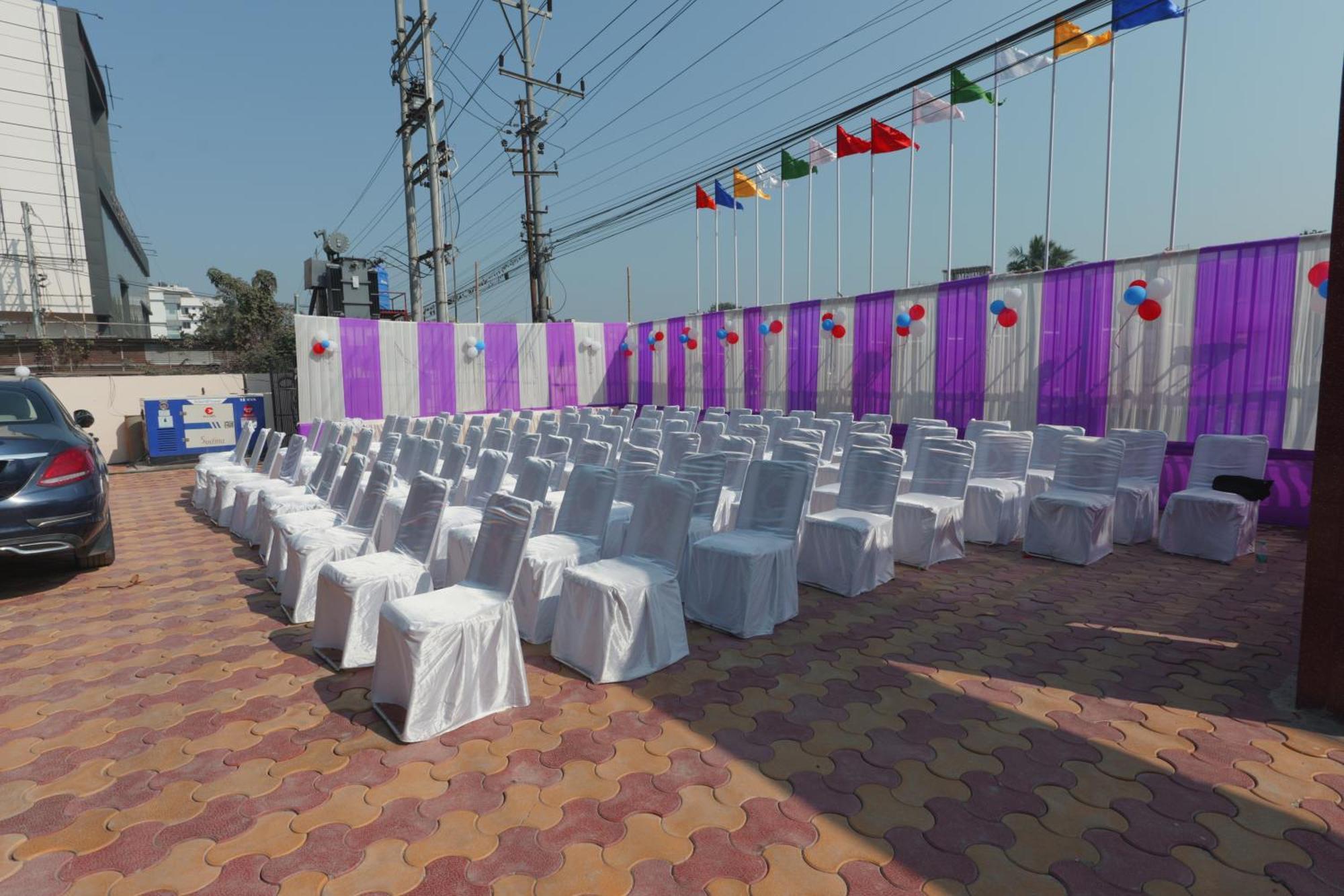 Hotel Luit Grande Guwahati Exteriör bild