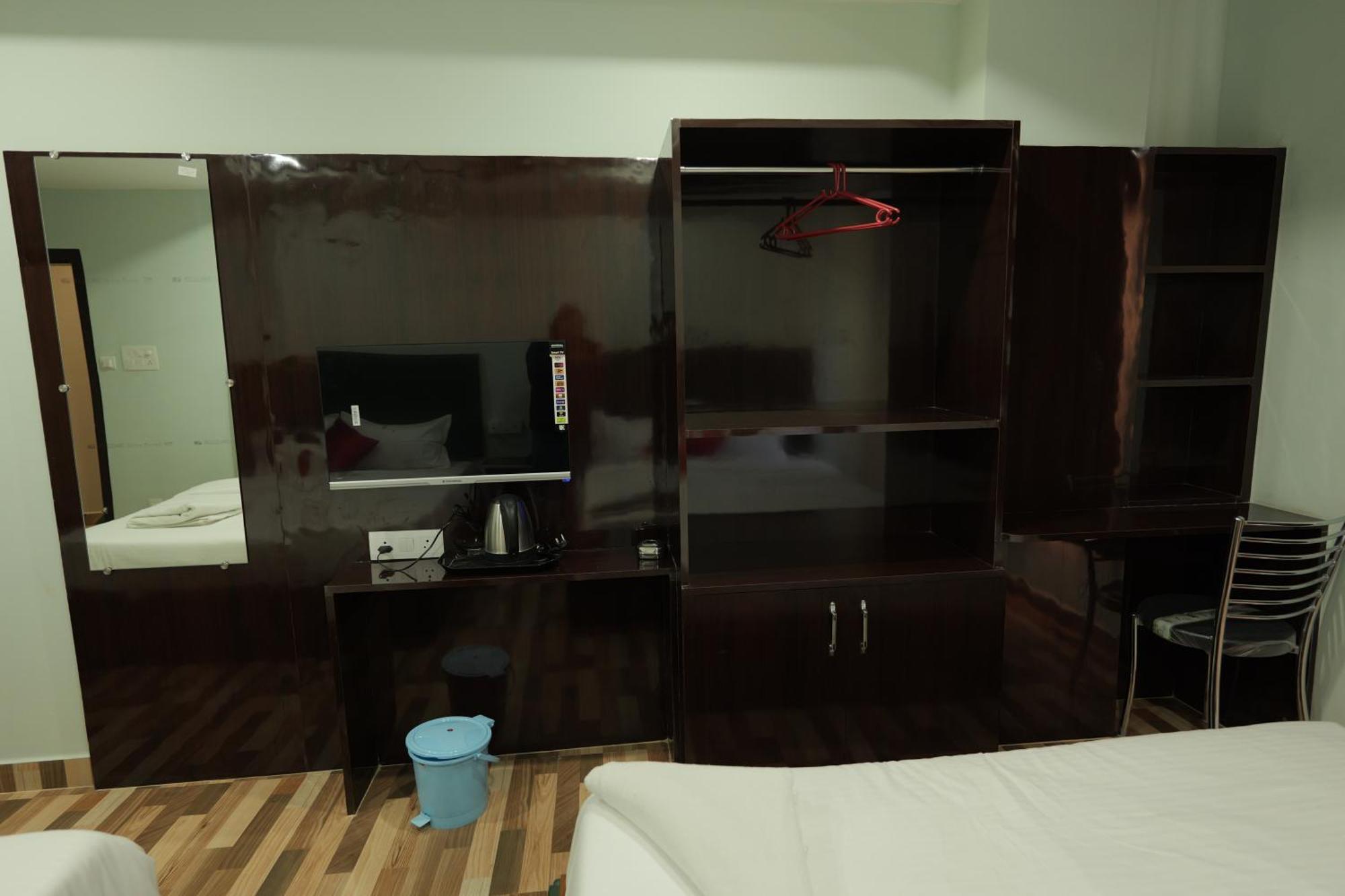 Hotel Luit Grande Guwahati Exteriör bild