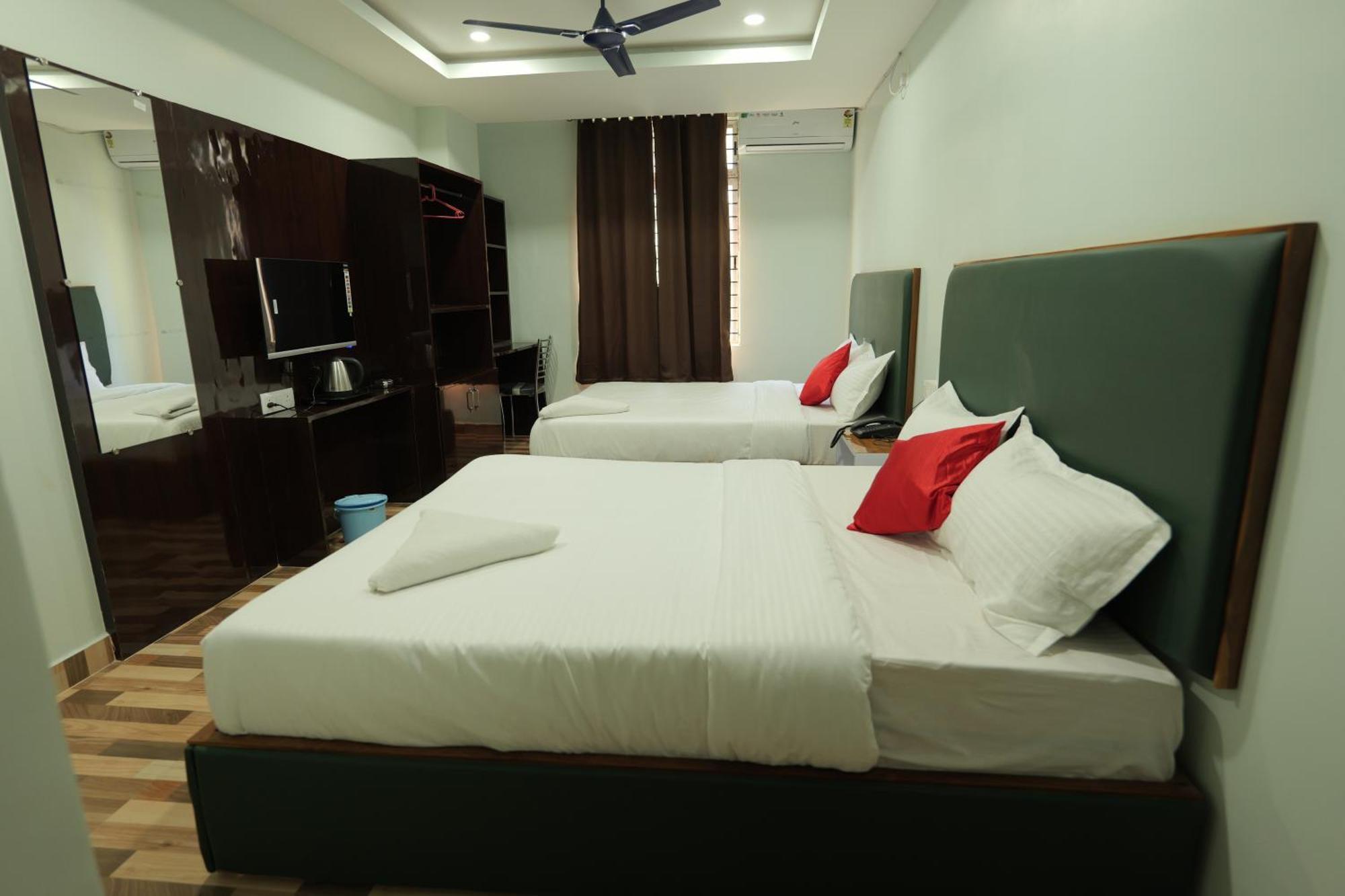 Hotel Luit Grande Guwahati Exteriör bild