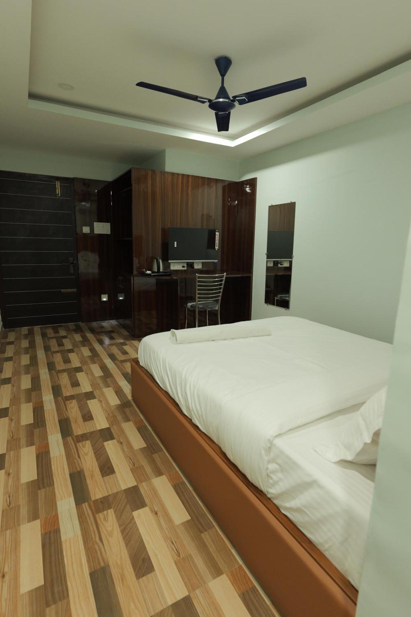 Hotel Luit Grande Guwahati Exteriör bild