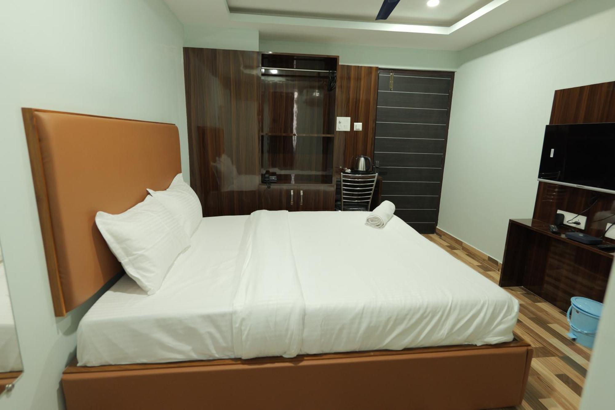 Hotel Luit Grande Guwahati Exteriör bild