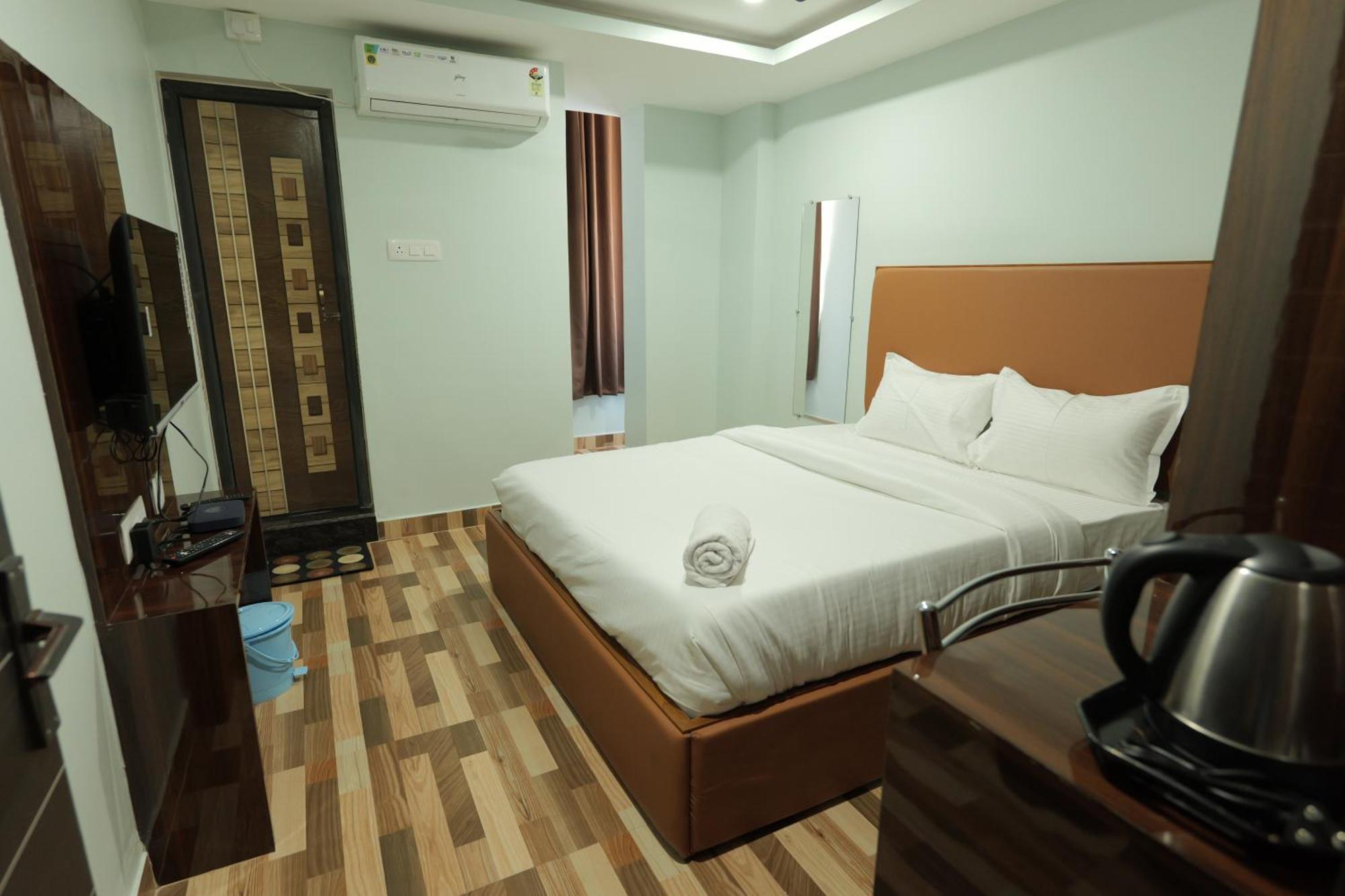 Hotel Luit Grande Guwahati Exteriör bild