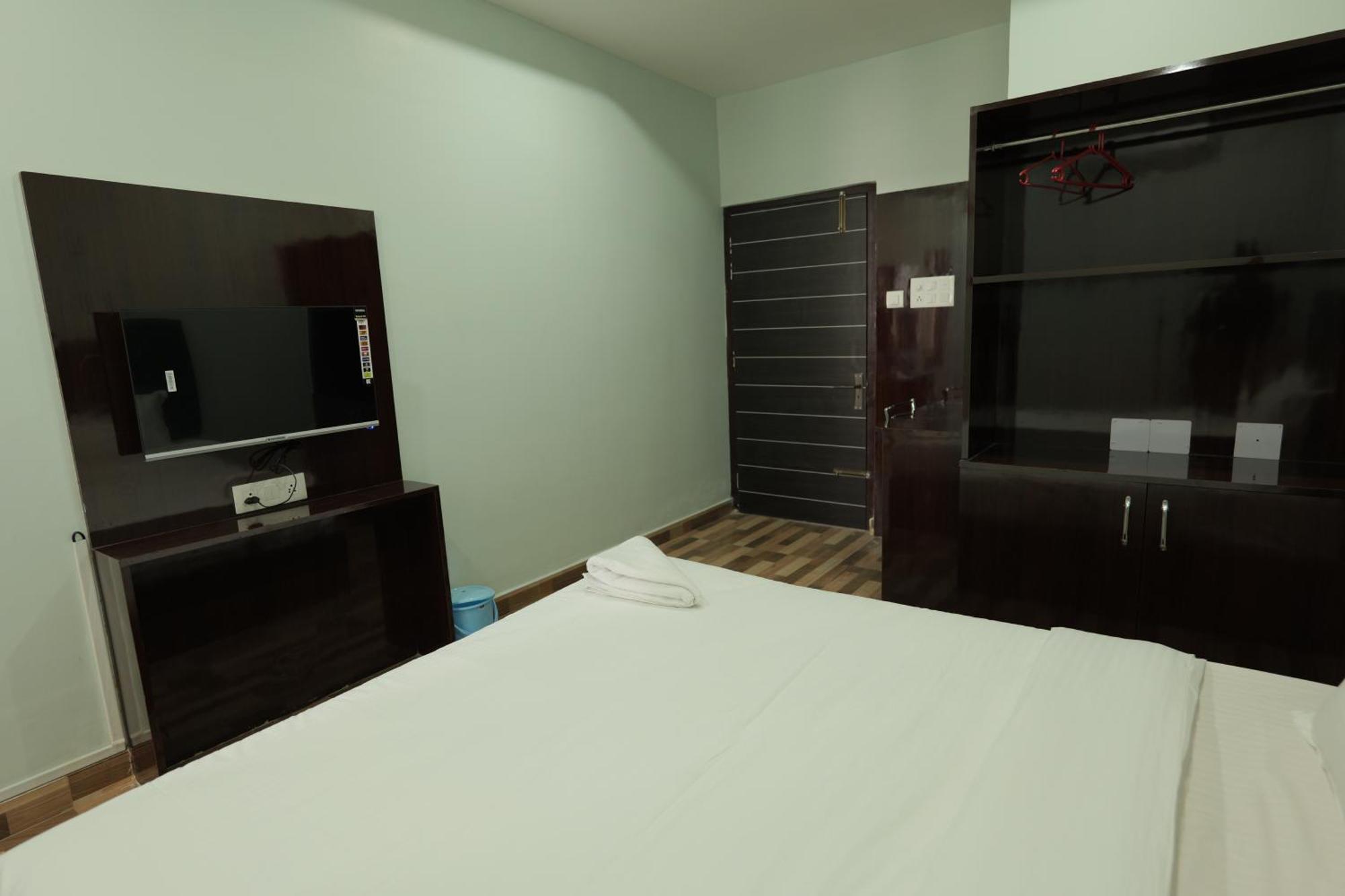 Hotel Luit Grande Guwahati Exteriör bild