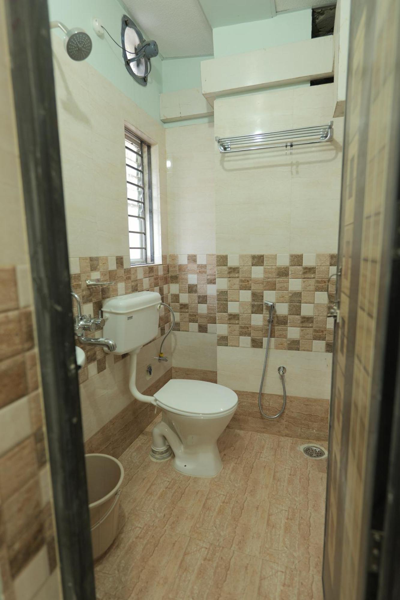 Hotel Luit Grande Guwahati Exteriör bild