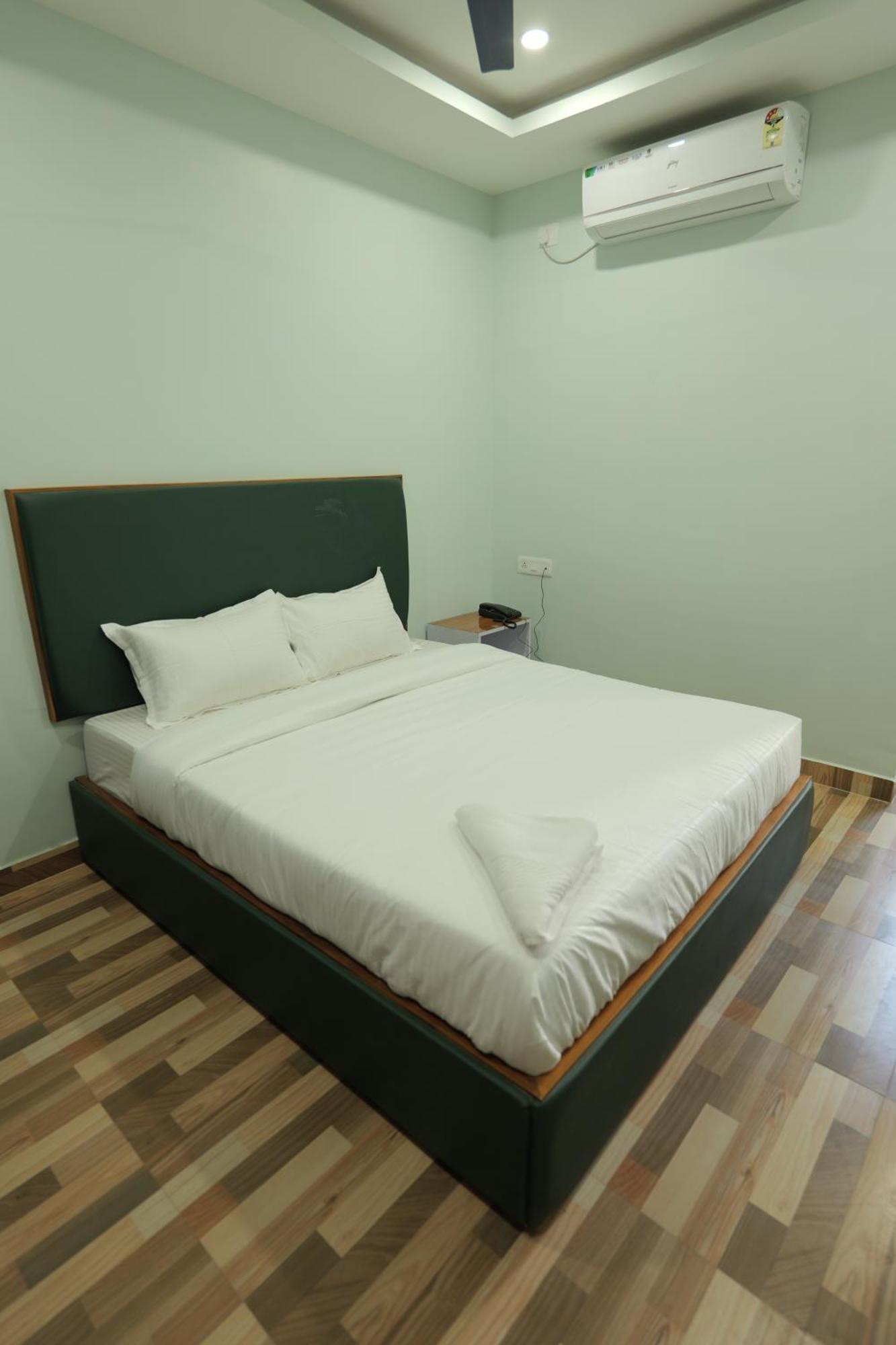 Hotel Luit Grande Guwahati Exteriör bild