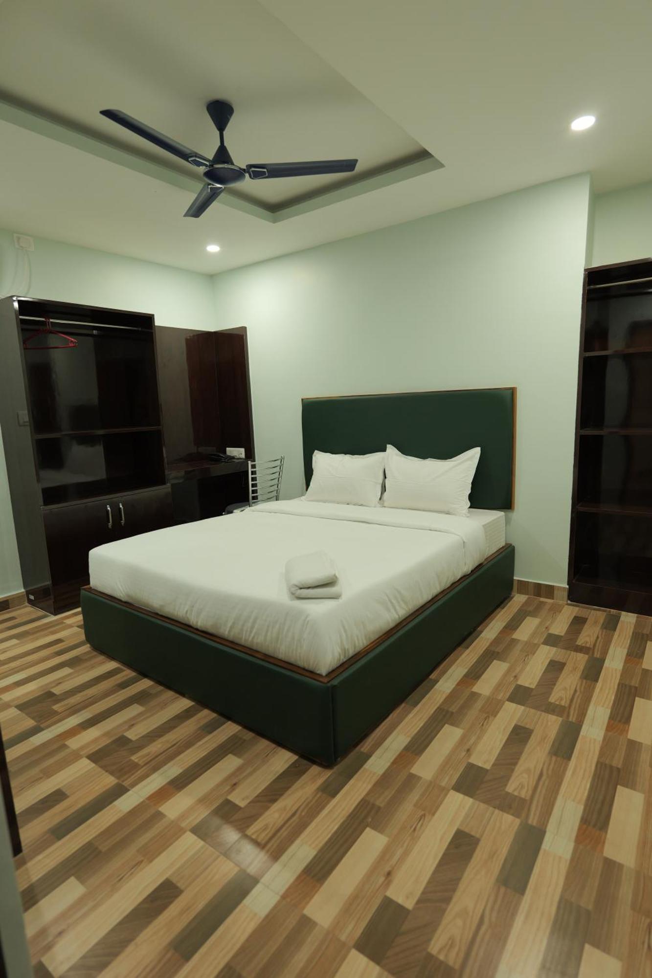Hotel Luit Grande Guwahati Exteriör bild