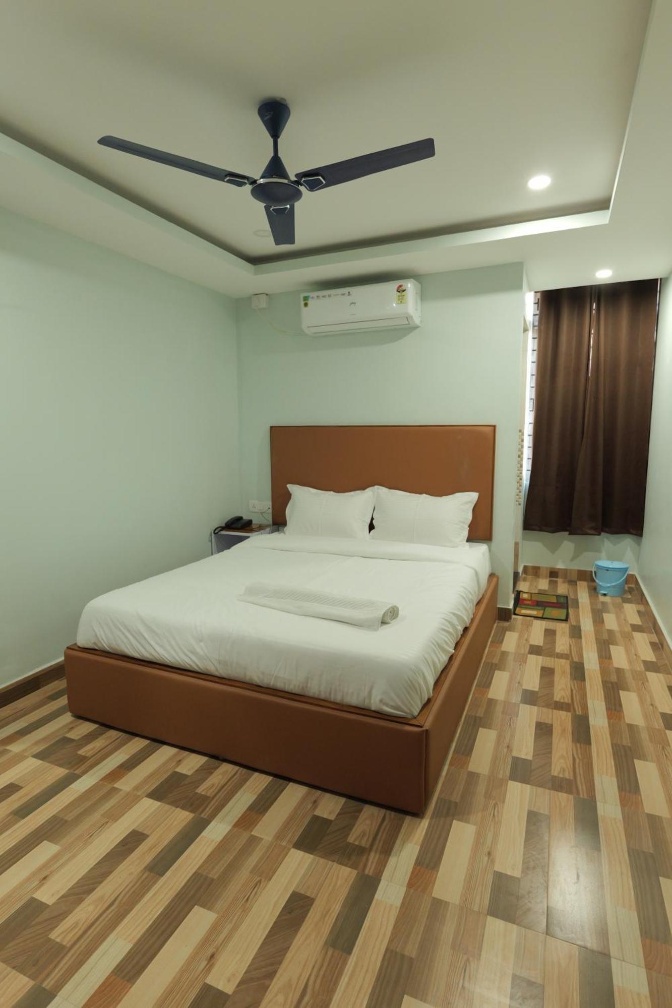 Hotel Luit Grande Guwahati Exteriör bild