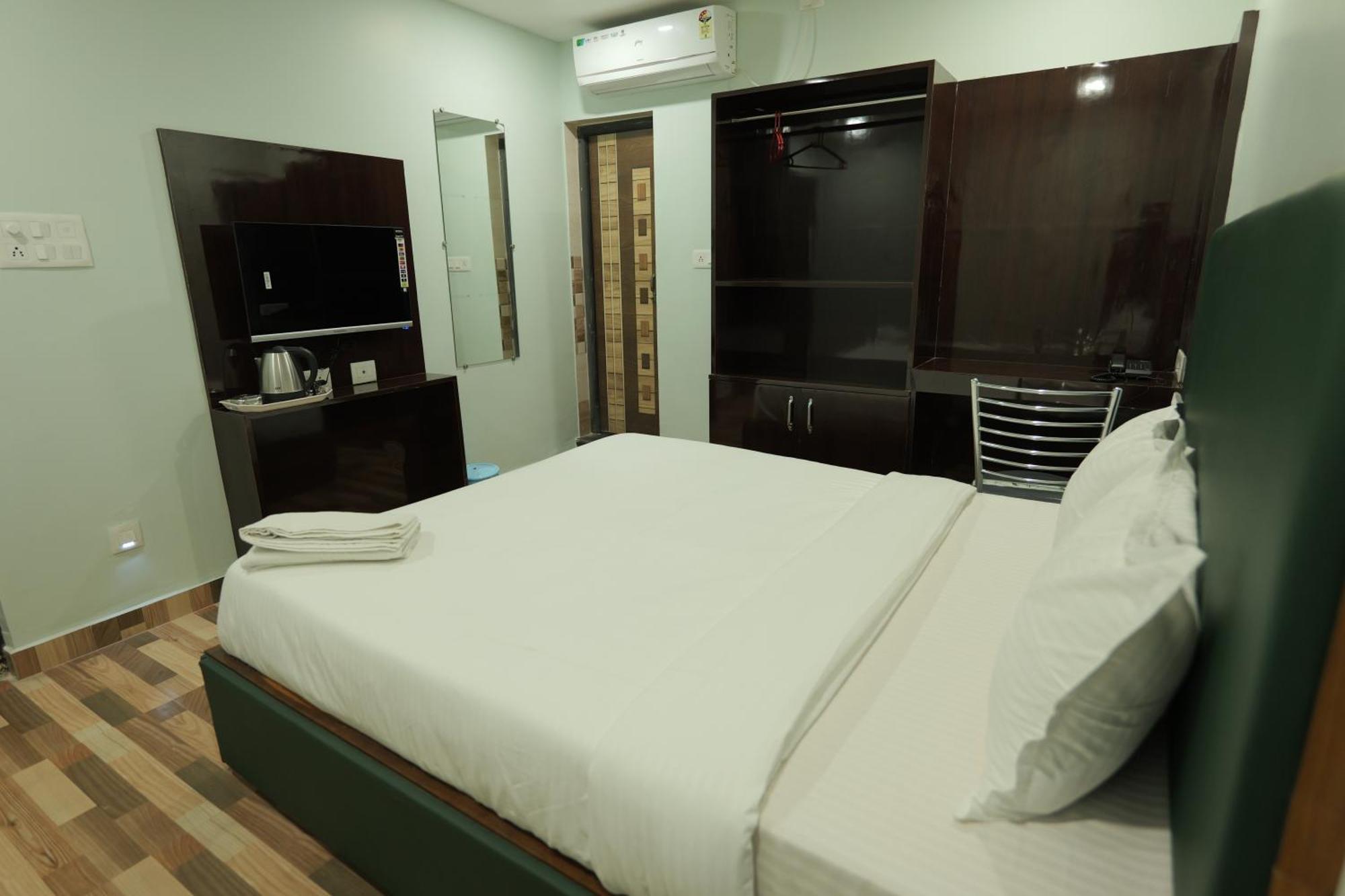 Hotel Luit Grande Guwahati Exteriör bild