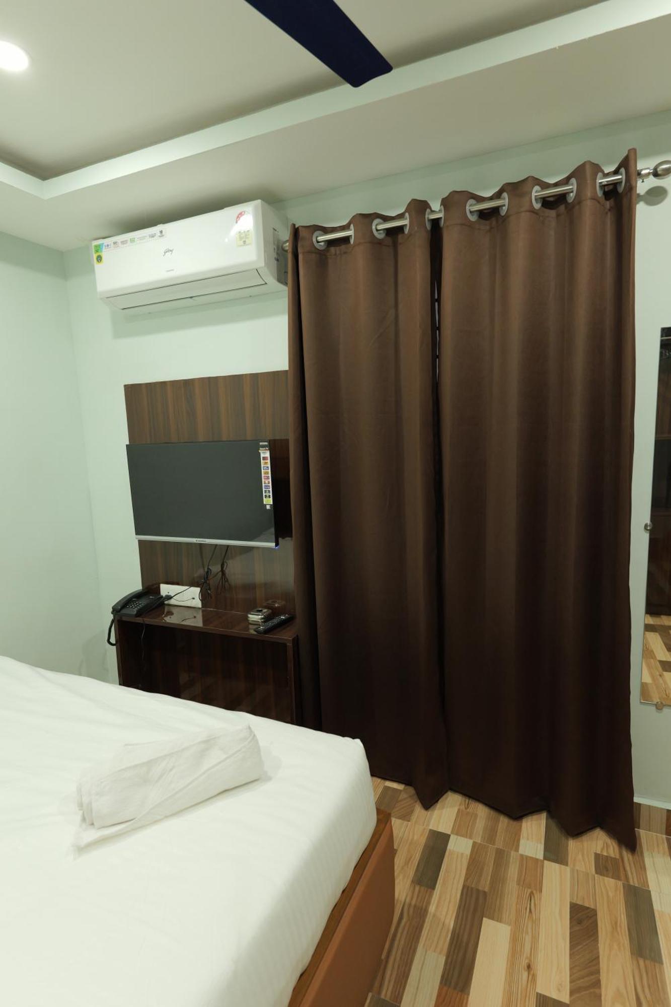 Hotel Luit Grande Guwahati Exteriör bild