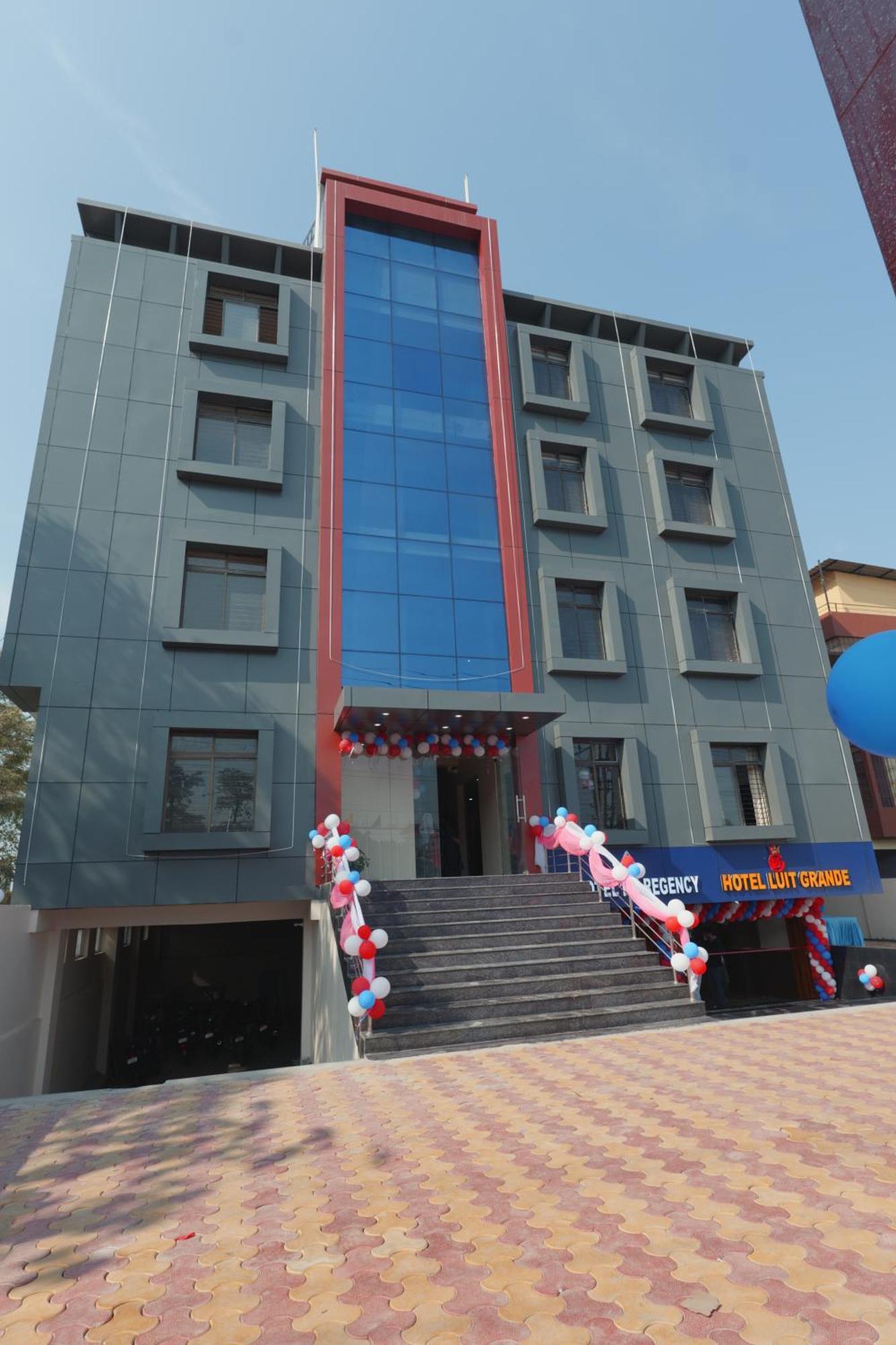 Hotel Luit Grande Guwahati Exteriör bild