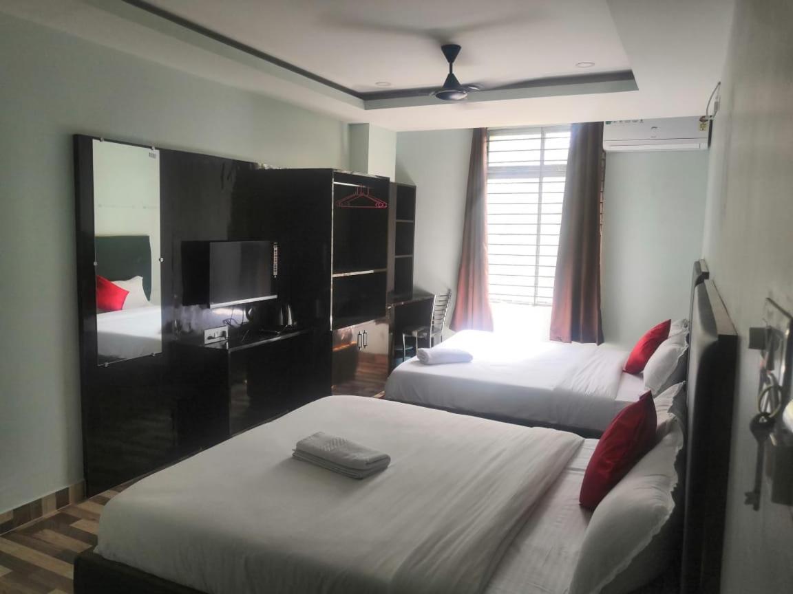 Hotel Luit Grande Guwahati Exteriör bild