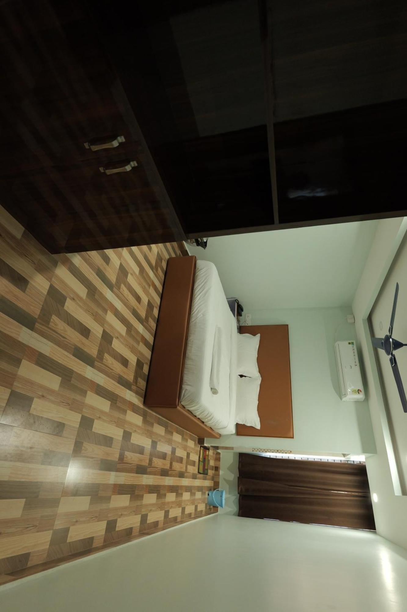 Hotel Luit Grande Guwahati Exteriör bild